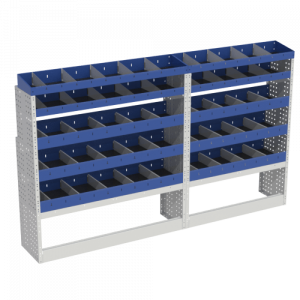 Scaffalatura interna base, sinistra colore blu con 2 copri passaruota aperti e scaffalature blu con divisori e scaffalatura terminale con divisori per veicoli Iveco Daily L1H1.